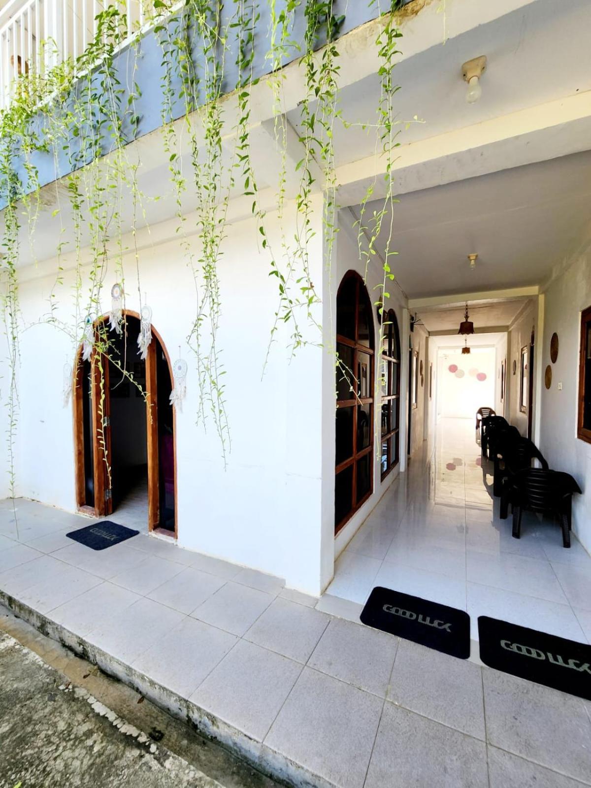 D'Flora Homestay ลาบวนบาโจ ภายนอก รูปภาพ