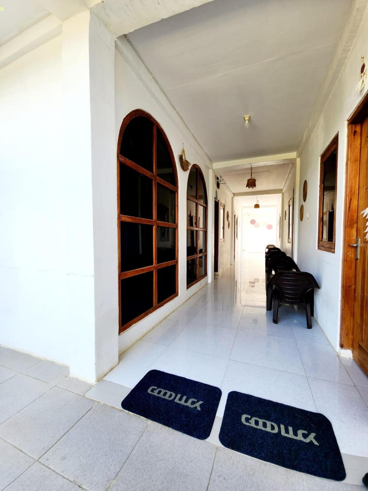 D'Flora Homestay ลาบวนบาโจ ภายนอก รูปภาพ