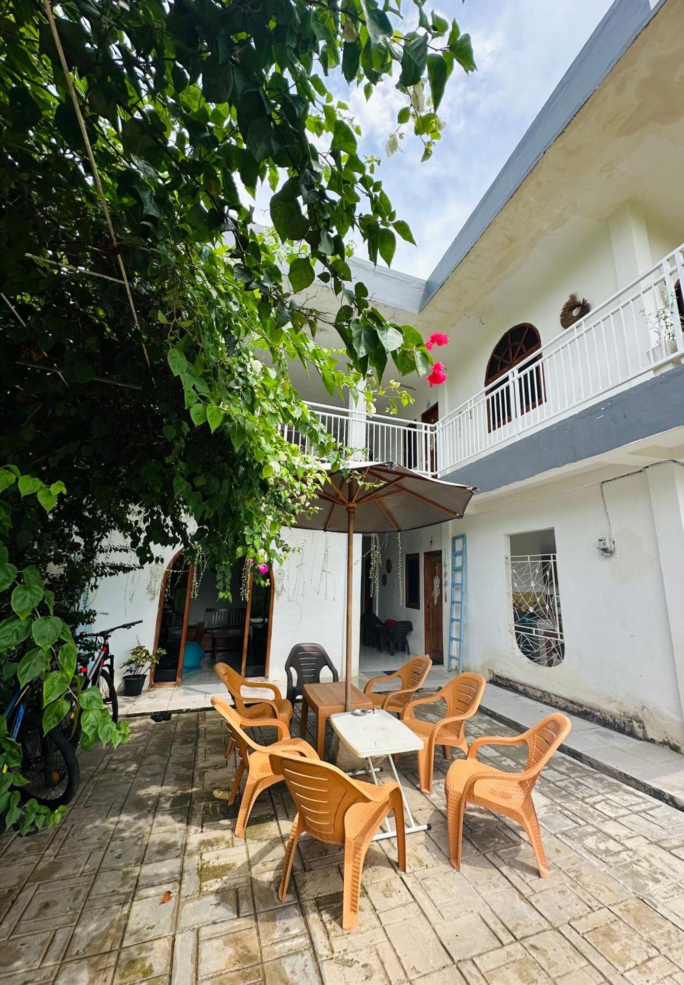 D'Flora Homestay ลาบวนบาโจ ภายนอก รูปภาพ