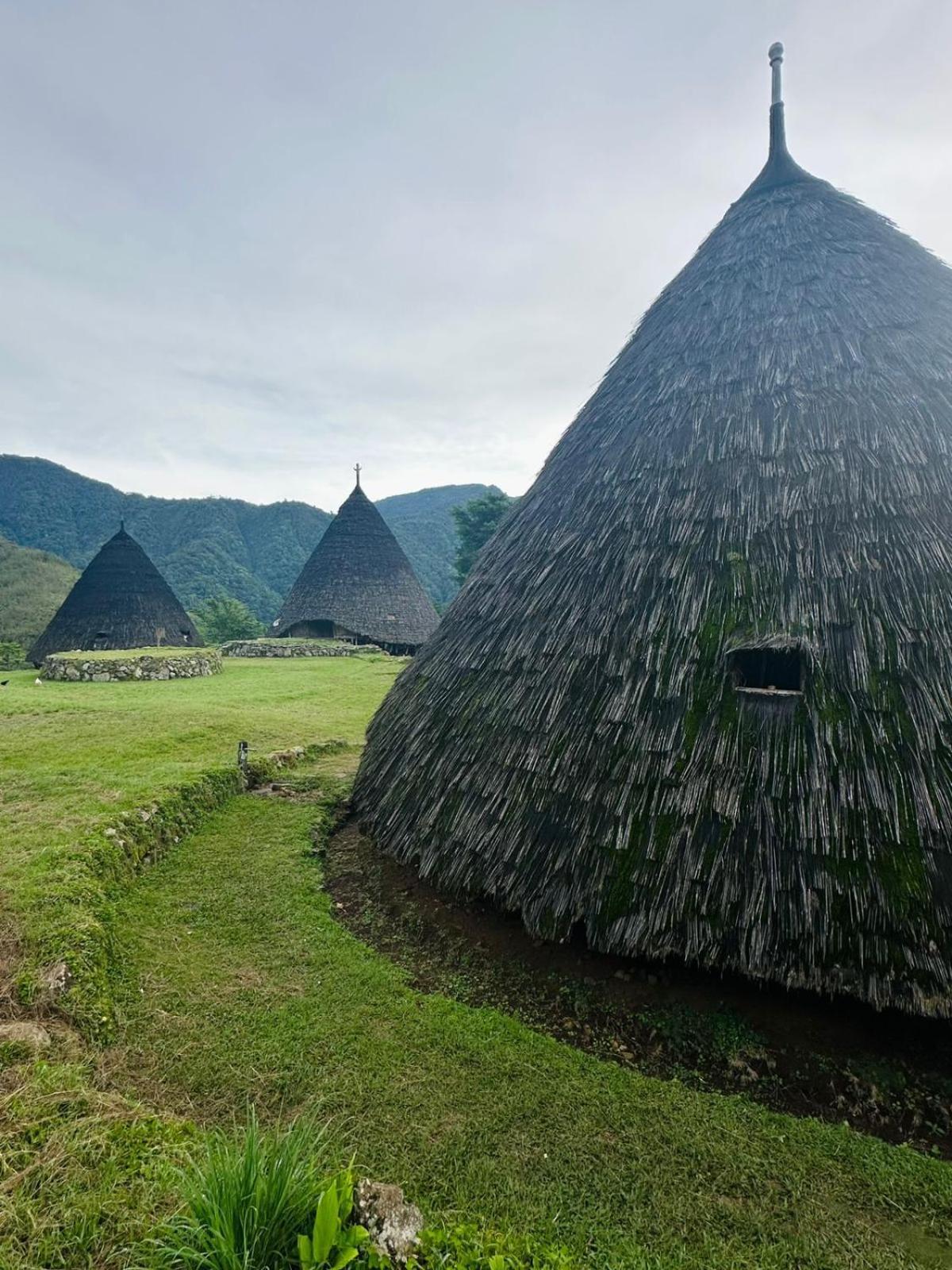 D'Flora Homestay ลาบวนบาโจ ภายนอก รูปภาพ